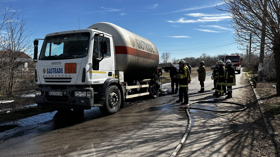 Цистерна с газ се запали в Хасковско, има евакуирани