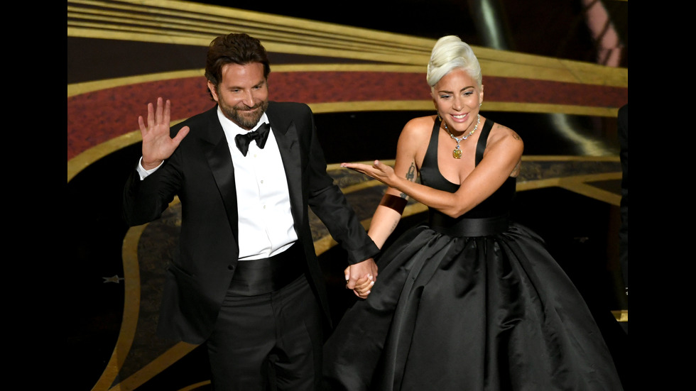 Лейди Гага и Брадли Купър с емоционално изпълнение на сцената на "Оскарите"