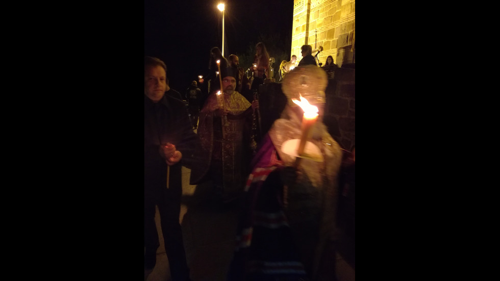 Стотици посрещнаха Възкресение Христово на Царевец