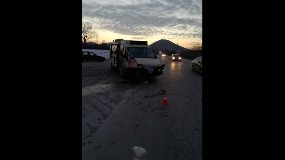 Бус и автобус се удариха край Велико Търново, има ранени