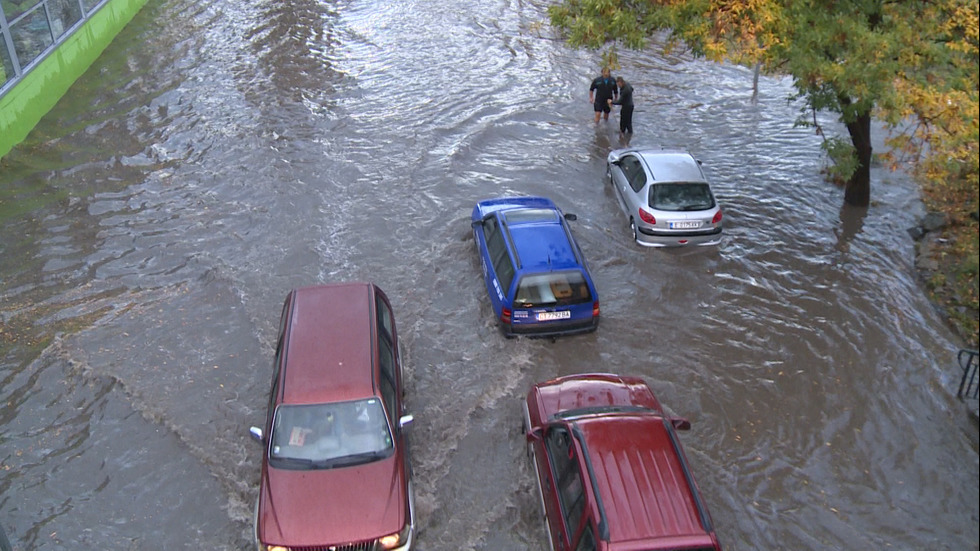 Проливният дъжд в Стара Загора превърни улиците в реки