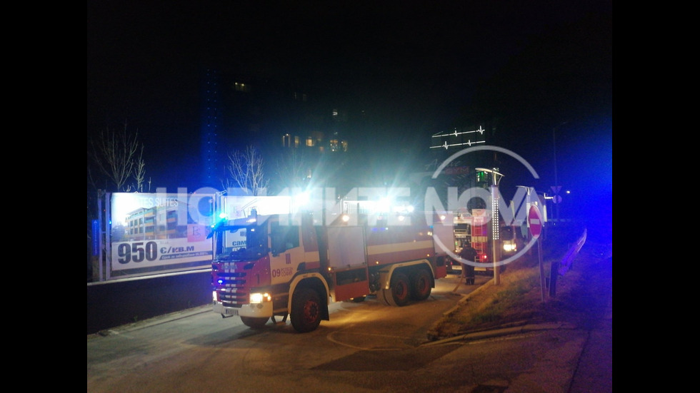 Голям пожар гори в хотел на бул. "България" в София
