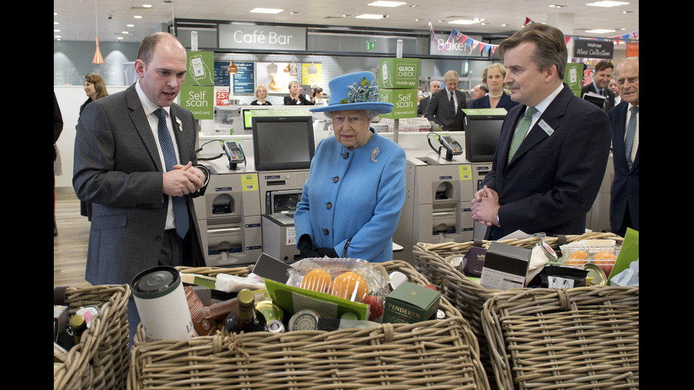 Британската кралица посети супермаркет и пъб