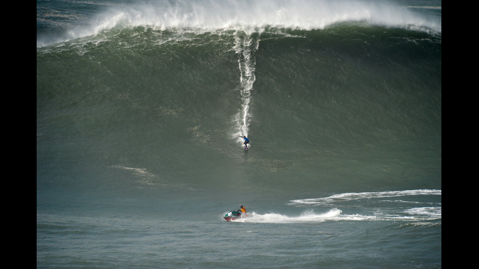 Известен сърфист се спаси след сблъсък с опасни вълни