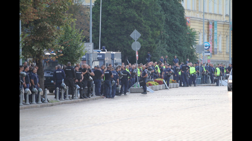 Нов голям протест пред парламента