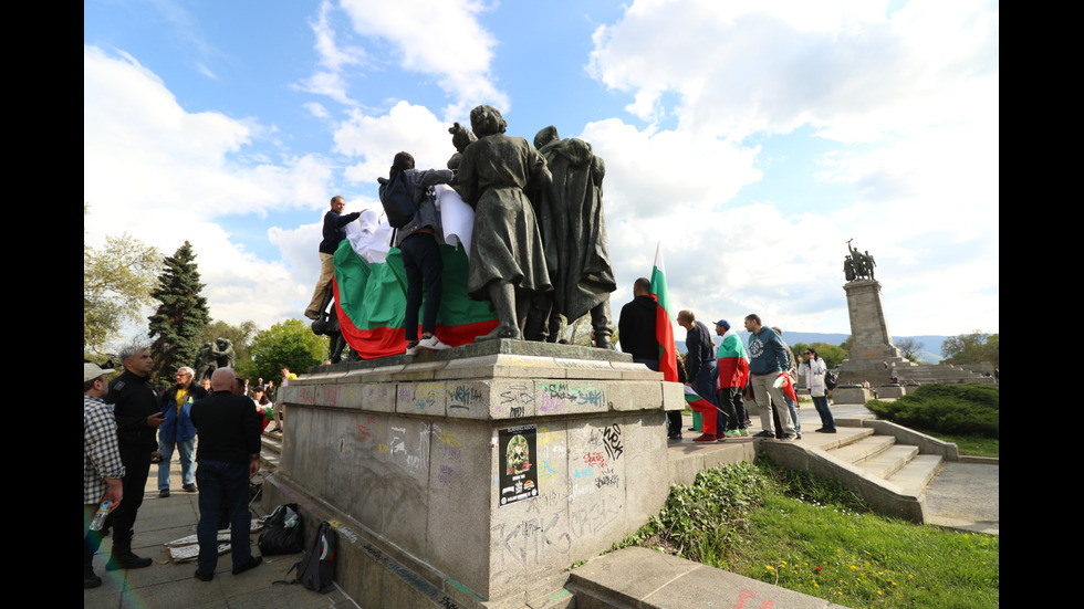 Сблъсъци белязаха протеста край Паметника на Съветската армия