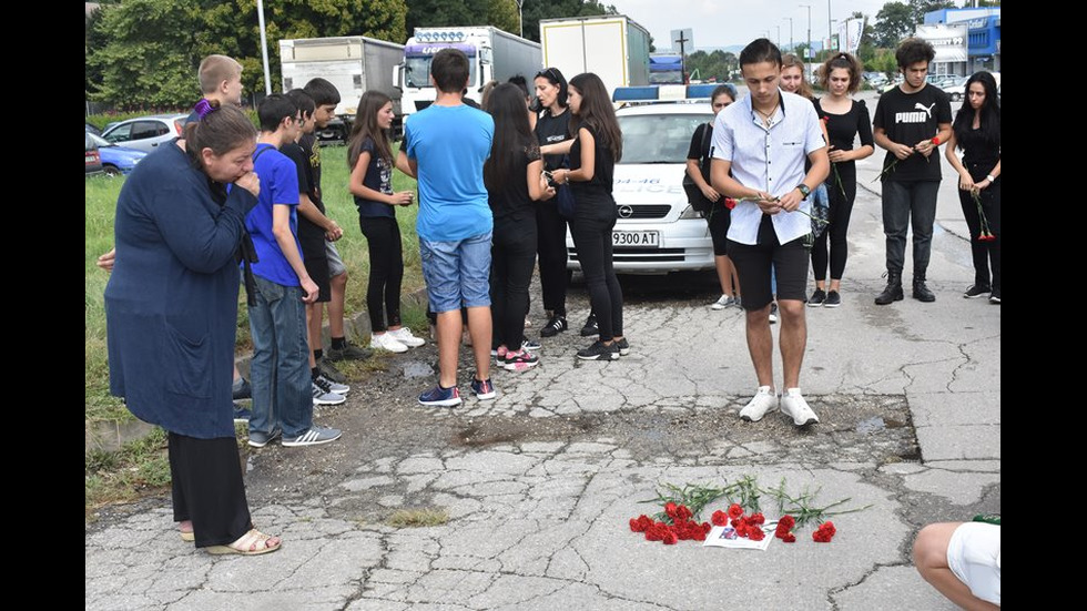 Бдение в памет на блъснатото 15-годишното момиче от Горна Оряховица