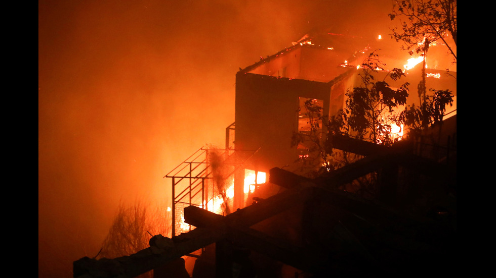 Пожар унищожи близо 200 къщи в туристически град в Чили