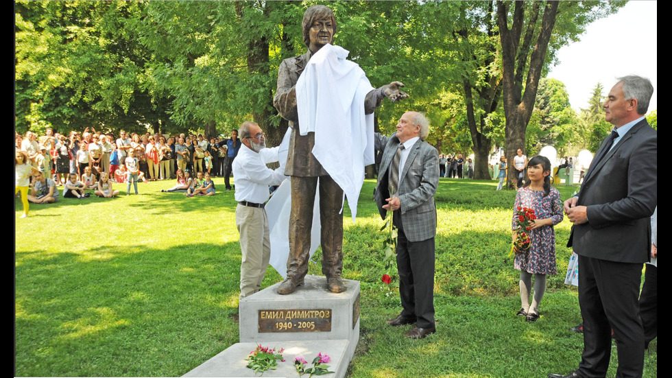 Откриха паметник на Емил Димитров в Плевен