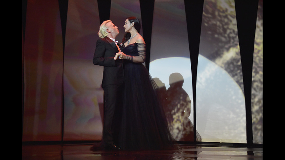Моника Белучи страстно целуна свой колега по време на откриването на фестивала в Кан
