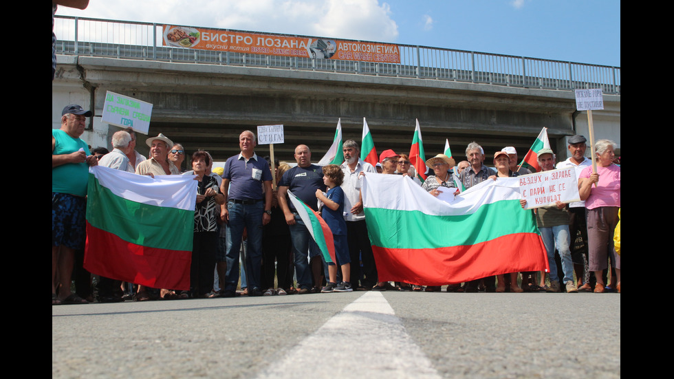 Протест срещу варовикова кариера затвори пътя София - Бургас