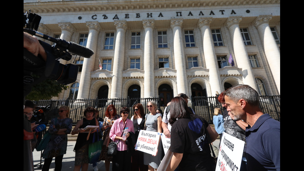 Близките на убитите Ани и Явор се събраха пред Съдебната палата