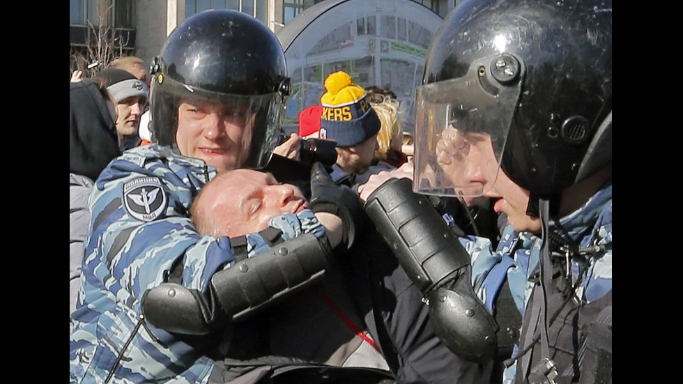 Задържаха виден руски опозиционер по време на протест