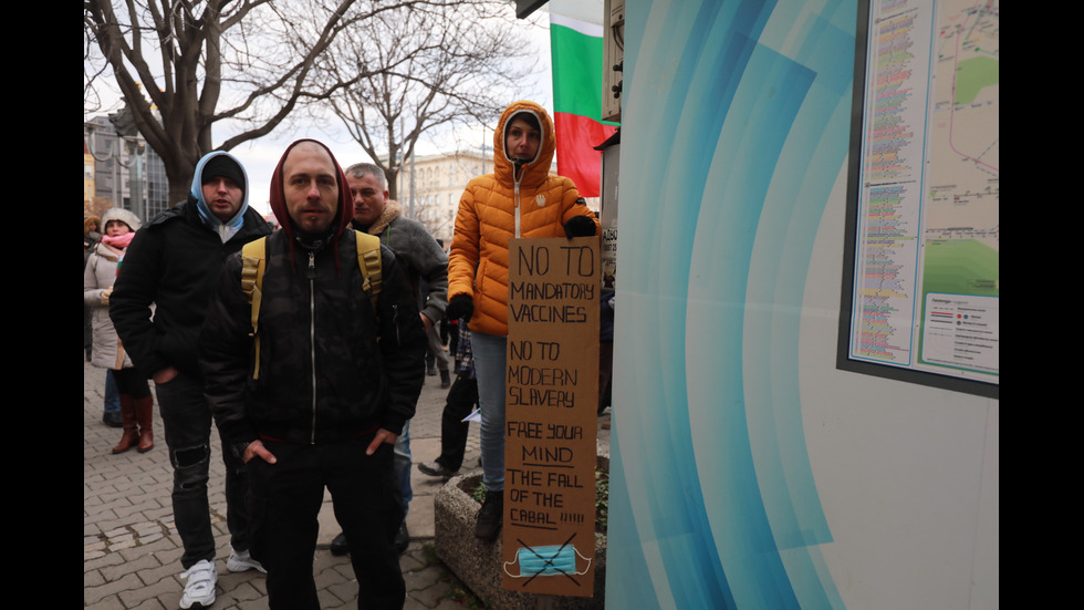 "Възраждане" организира протест срещу зеления сертификат, докараха водно оръдие пред НС