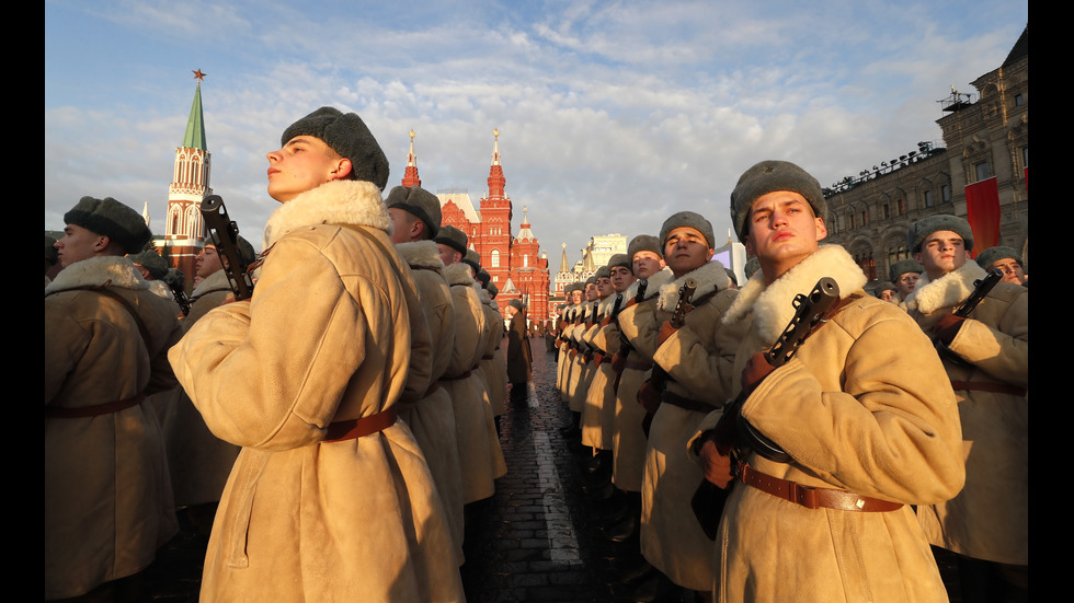 ВОЕНЕН ПАРАД В МОСКВА: Историческа възстановка на Червения площад