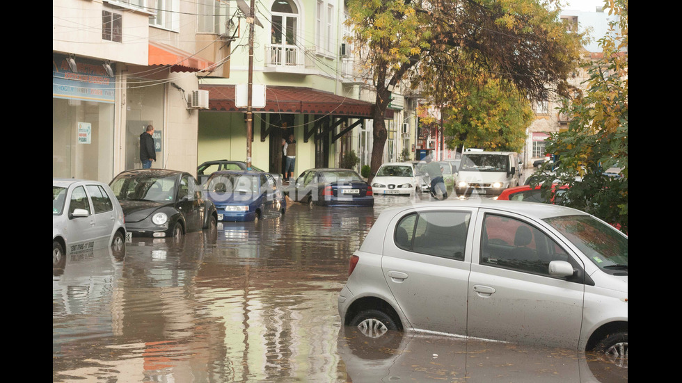 Проливен дъжд наводни улиците на Варна