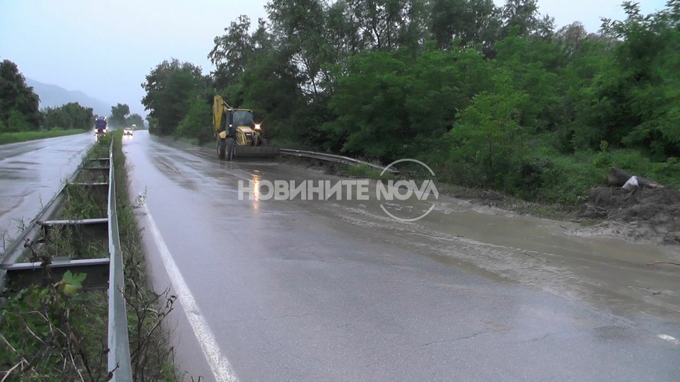 Скатни води и кал заляха част от Е79