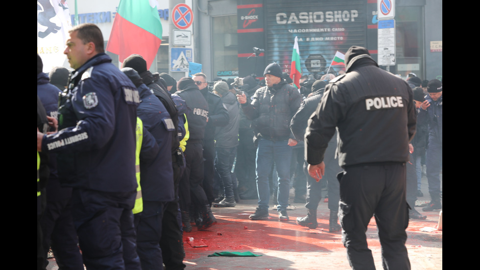 Ранени полицаи и арести на протеста на „Възраждане”