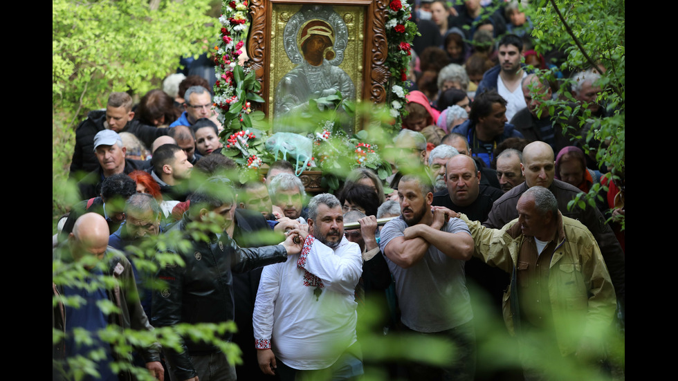 Хиляди вярващи се включиха в литийното шествие в Бачковския манастир