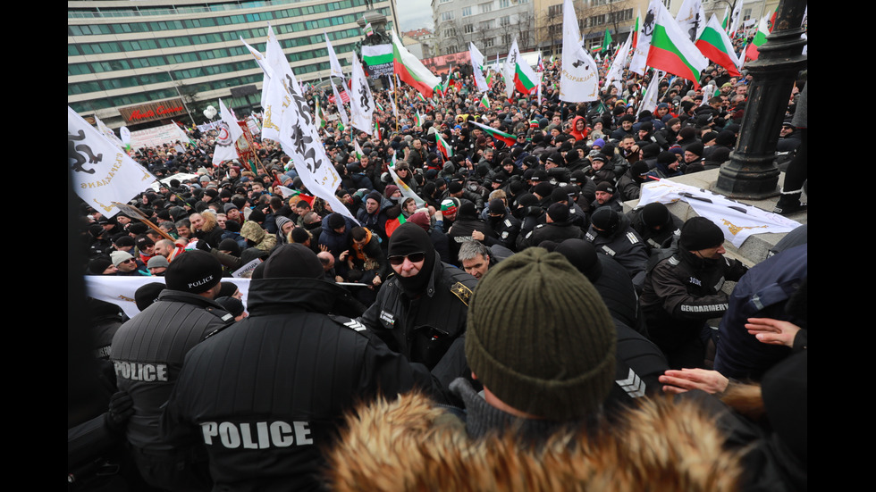 "Възраждане" организира протест срещу зеления сертификат, докараха водно оръдие пред НС