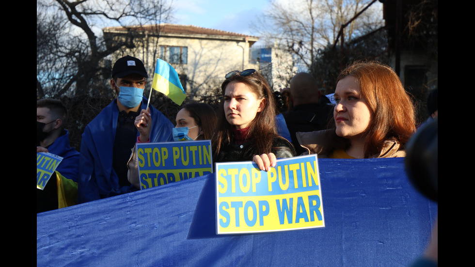 Протест пред руското посолство в София