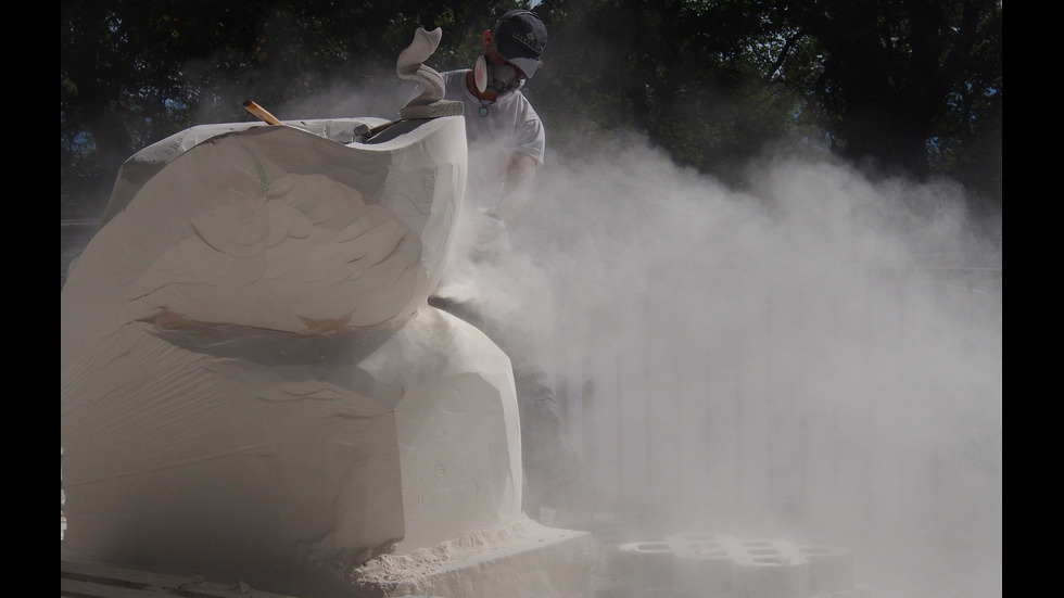 Творци ваят скулптури от камък в Морската градина