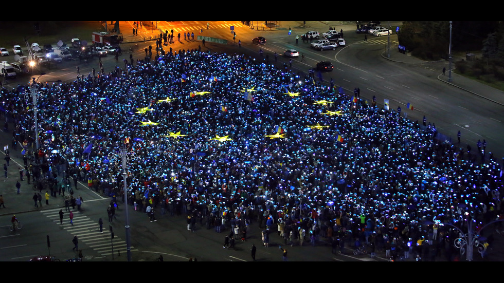 1000 чел. Три тысячи человек. 1000 Человек в одном месте. Две тысячи человек. Десять тысяч человек.