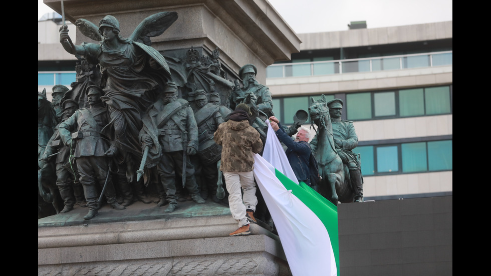 "Възраждане" организира протест срещу зеления сертификат, докараха водно оръдие пред НС