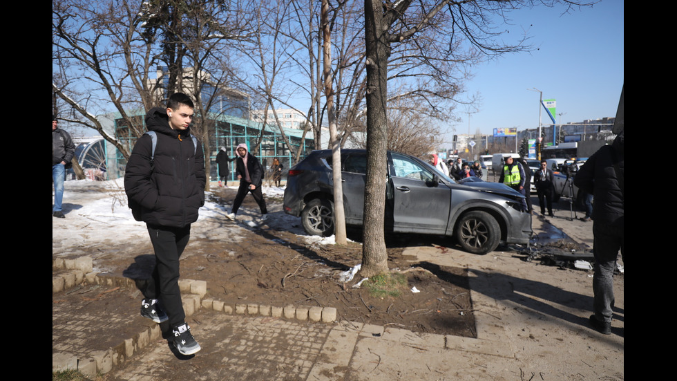 Кола се вряза в автобусна спирка в София, има ранени