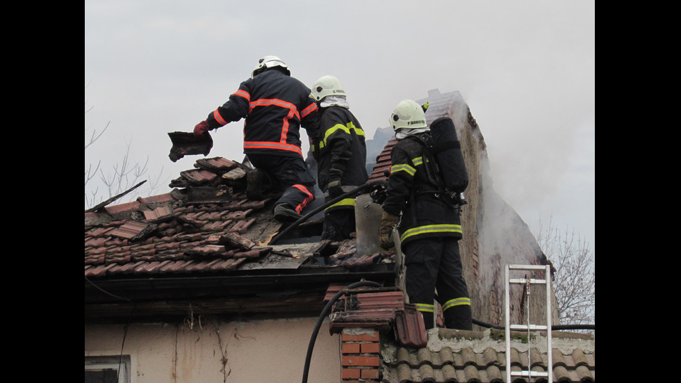 Семейство се спаси по чудо от горяща къща в центъра на Русе