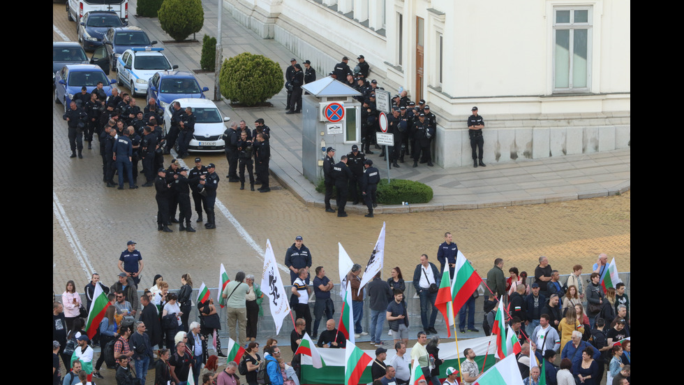 Протест на „Възраждане” блокира центъра на София