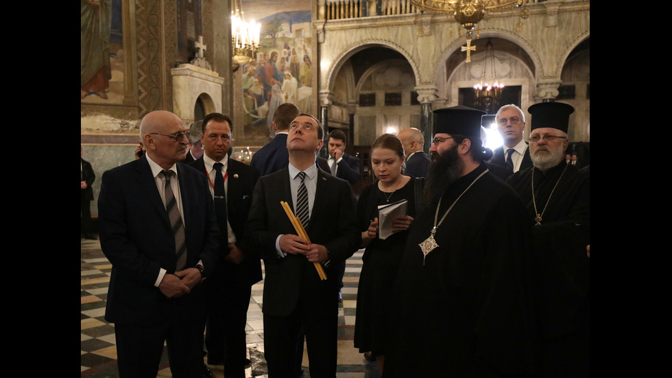 Дмитрий Медведев посети храм-паметника "Св. Александър Невски"