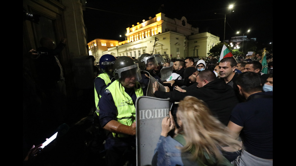 Бомбички, бутилки и павета полетяха към полицаите на протеста в София