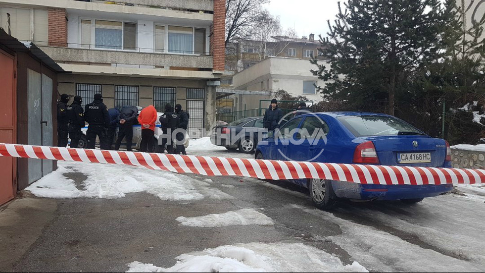 Взривиха банкомат в София, хванаха петима след преследване