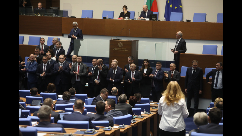 Напрежение в парламента, депутати окупираха трубината