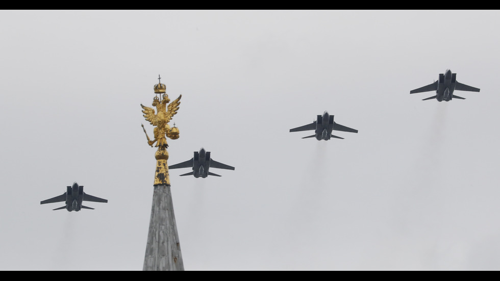 75 ГОДИНИ ОТ ПОБЕДАТА: Москва отбелязва 9 май с въздушна демонстрация