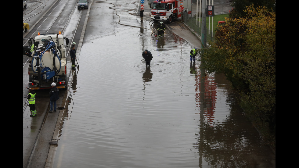 Наводнено кръстовище спря движението на няколко трамвайни линии в София