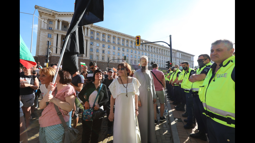 Шестият протест в София започна без напрежение