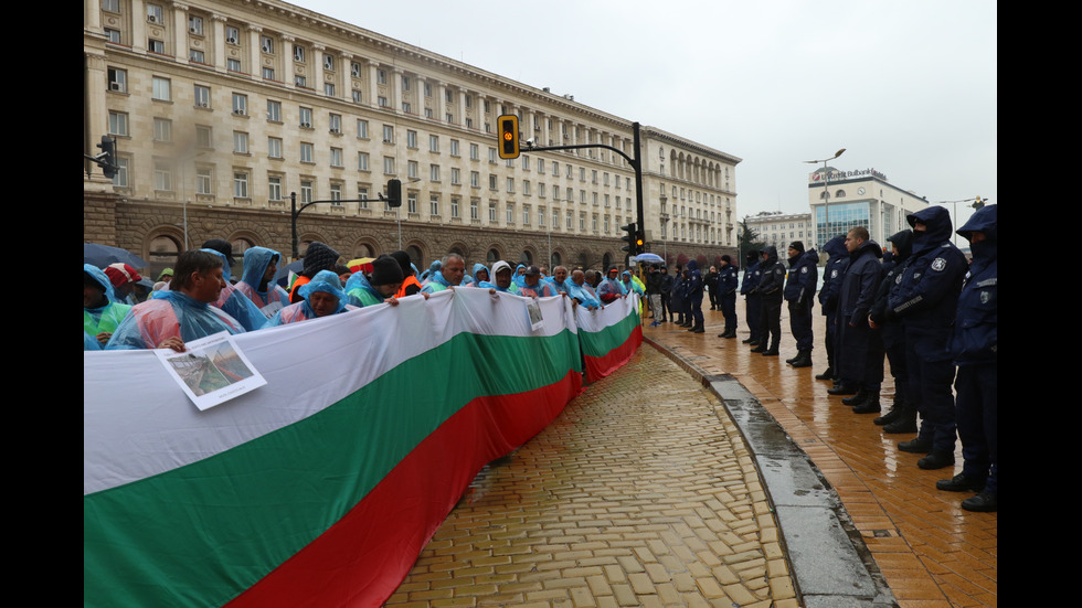 Пътните строители отново на протест, паркираха камиони пред Народното събрание