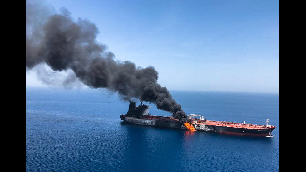 Обстрелваха с торпеда петролни танкери край Иран