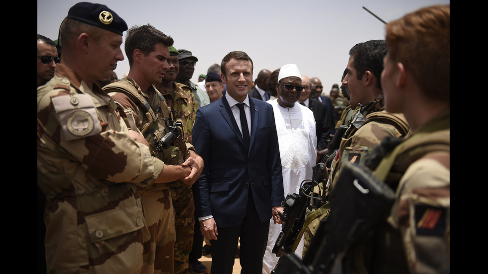 Новият френски президент на визита в Мали