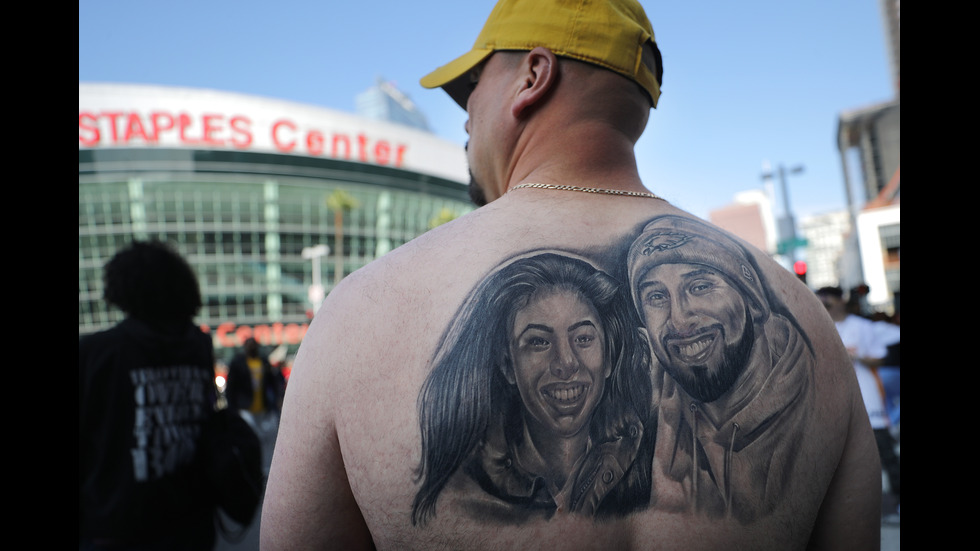 Хиляди се простиха с Коби Брайънт