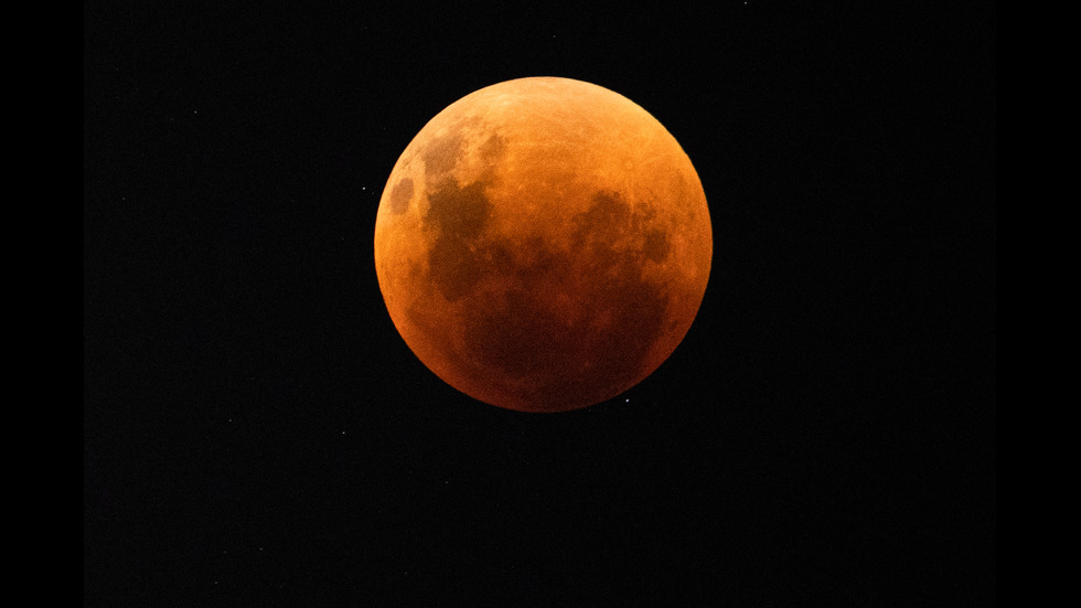 Пълно затъмнение и красива кървава Луна