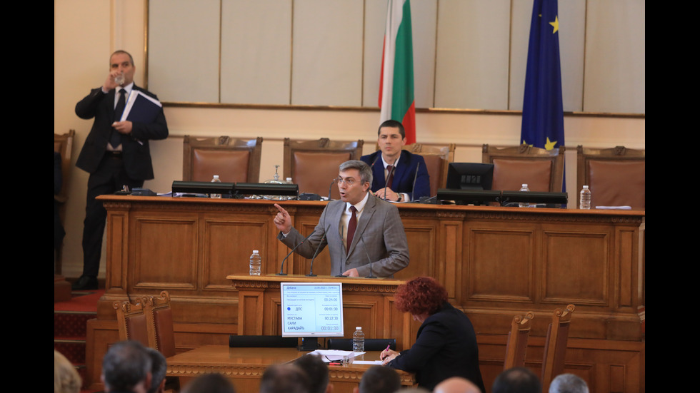 Парламентът обсъжда вота на недоверие към кабинета "Петков"