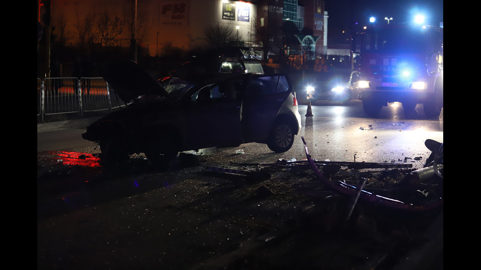 Три коли се удариха в София, съборен е уличен стълб