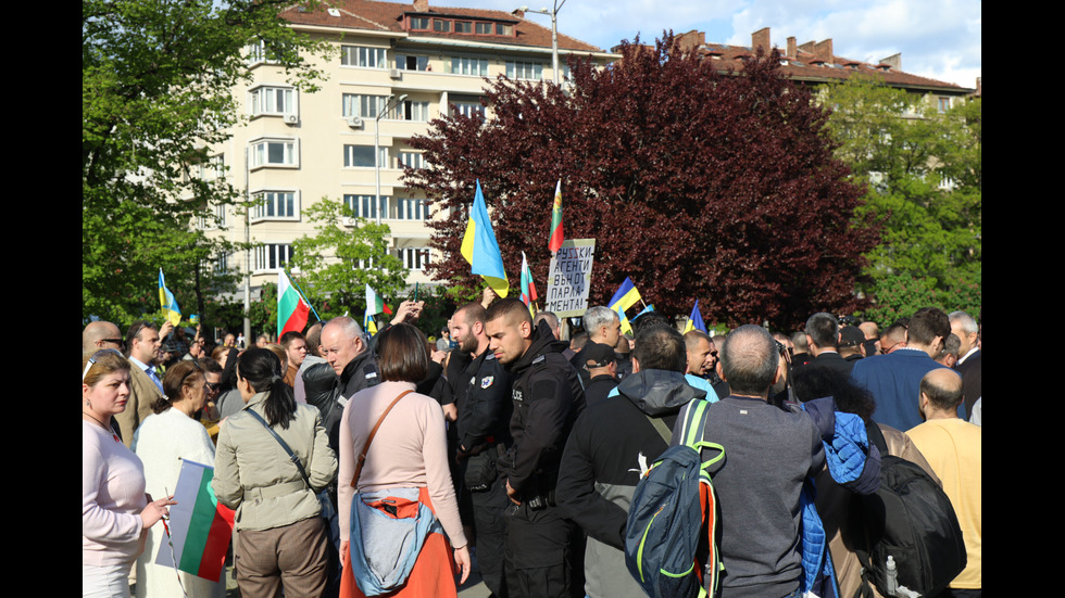 Сблъсъци белязаха протеста край Паметника на Съветската армия