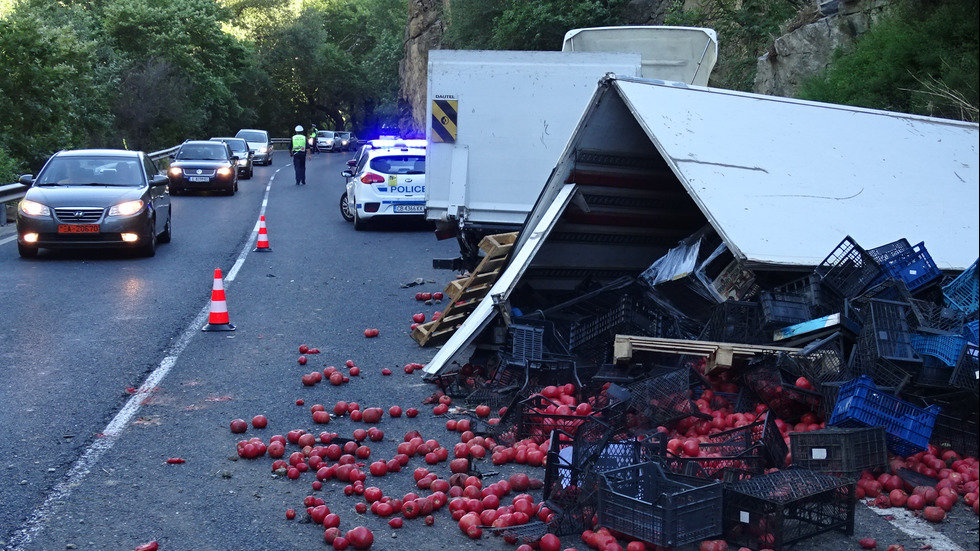 Камион с домати се разби в скала, има ранени