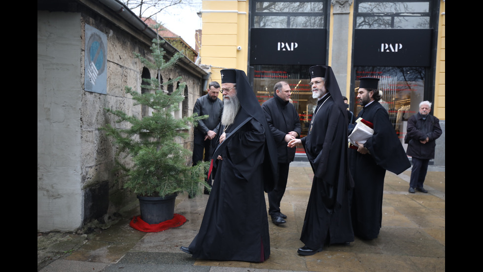Поклонение пред тленните останки на патриарх Неофит