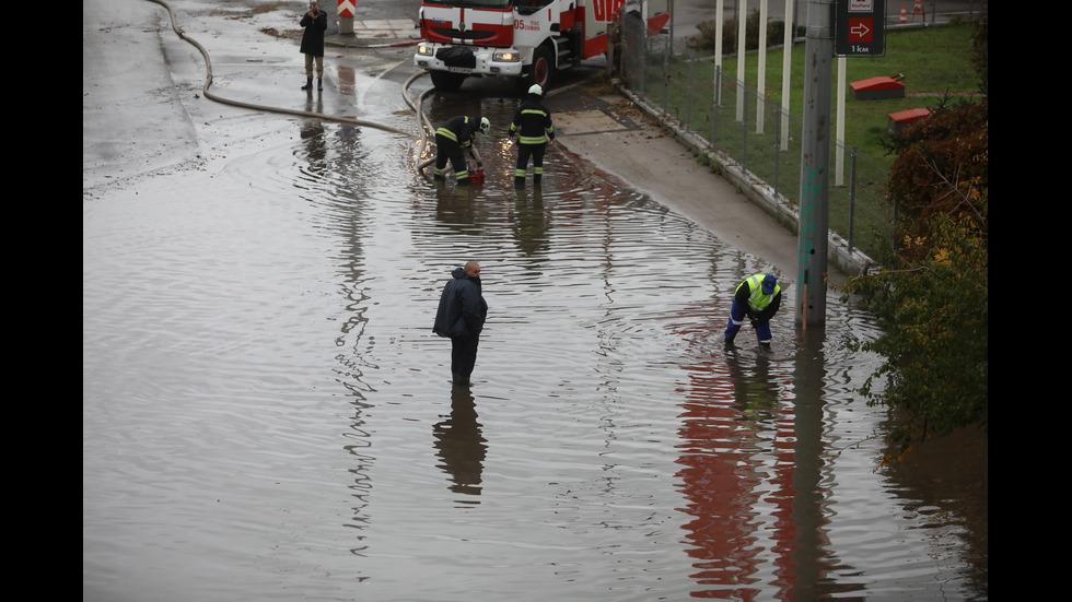 Наводнено кръстовище спря движението на няколко трамвайни линии в София