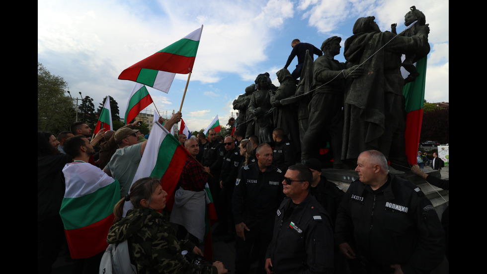 Сблъсъци белязаха протеста край Паметника на Съветската армия